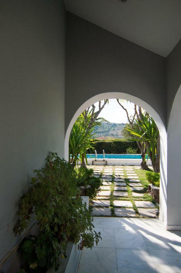 Country Villa Peloponnese With Tennis Court And Pool Zevgolateíon Zewnętrze zdjęcie